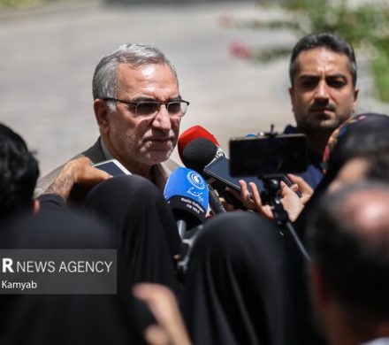 پاسخ وزیر بهداشت به علت مسمومیت دانش آموزان در قم