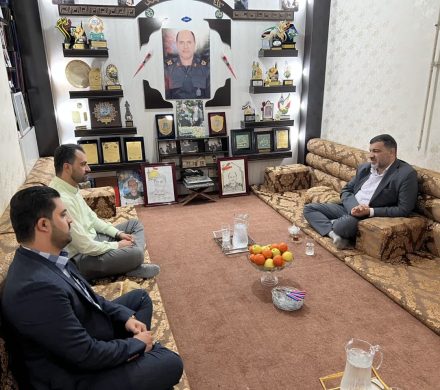 دیدار مدیرعامل شرکت فولاد اکسین خوزستان با خانواده شهید مدافع حرم