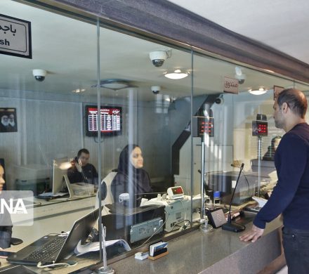 نرخ ارز کاهش بیشتری خواهد داشت/ مردم وارد بازار ارز نشوند