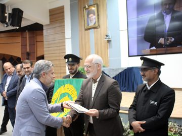 استاندار خوزستان از مدیر روابط‌عمومی شرکت توسعه نیشکر تقدیر کرد