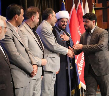 اعطای نشان تعهد محیط زیست به فولاد کاوه جنوب کیش در هشتمین اجلاس سراسری مسئولیت‌پذیری اجتماعی