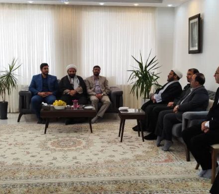 دیدار مدیرعامل شرکت آلومینای ایران و مسئولین شهرستان جاجرم با تعدادی از خانواده های معظم شهدا و ایثارگران عزیز به مناسبت گرامیداشت هفته دفاع مقدس