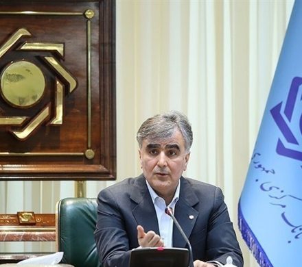 فرزین: عرضه ارز در بازار تقویت می‌شود/ توافق جدید بانک مرکزی با پتروشیمی‌ها و فولادی‌ها
