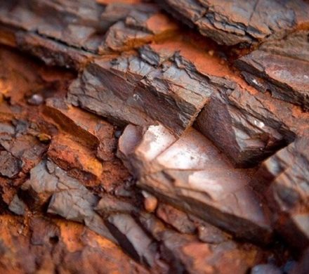 وضعیت تولید صنعت فلزات اساسی و کانه‌های فلزی در آذر ۱۴۰۴