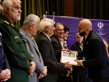 اهدای دو تندیس جشنواره «سلام» به مدیر روابط عمومی شرکت فولاد خوزستان