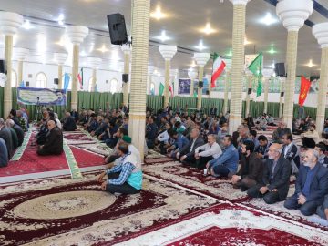 حضور کارکنان شرکت آلومینای ایران در مراسم نماز جمعه همزمان با روز کارگر