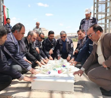 گل‌افشانی مزار شهید گمنام در شرکت آلومینای ایران